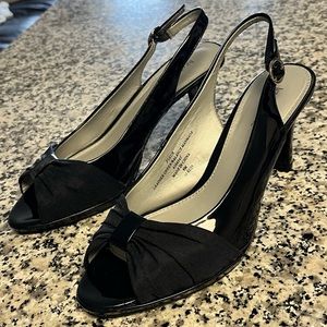 LIZ CLAIBORNE Women’s Navy Blue Leather & Fabric Heels